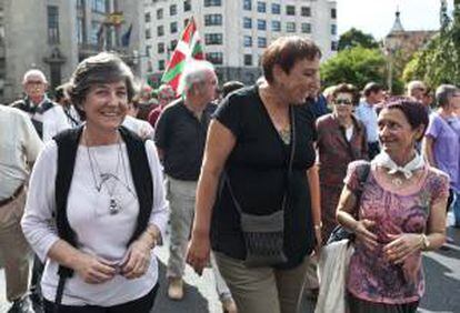 La candidata a lehendakari de EH Bildu, Laura Mintegi (i), durante la manifestación convocada por esta coalición contra los ajustes económicos del Gobierno bajo el lema "No a los recortes, soberanía económica", esta tarde en Bilbao.