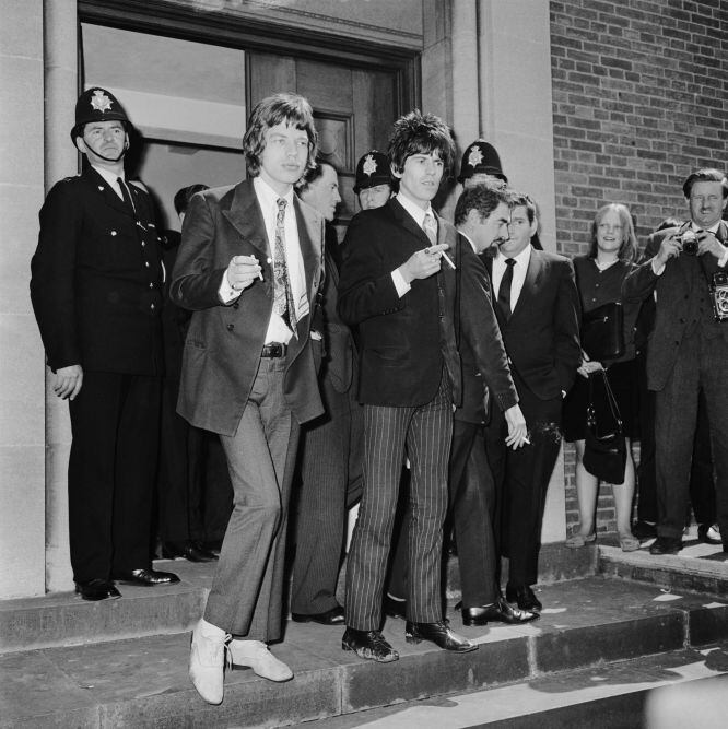  Mick Jagger y Keith Richards a la salida del juzgado donde fueron juzgados por posesión de drogas en 1967.