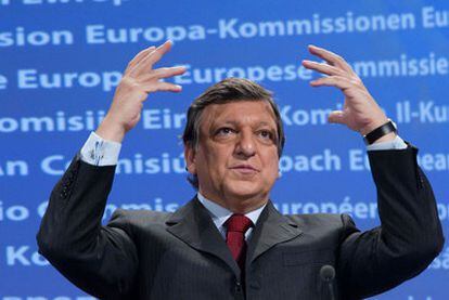 Durão Barroso gesticula durante la conferencia de prensa, ayer en Bruselas.