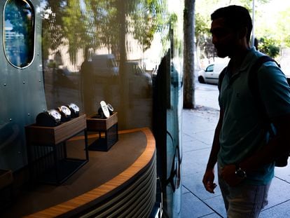 Un hombre mira unos relojes de lujo en una tienda de la calle Serrano de Madrid.
