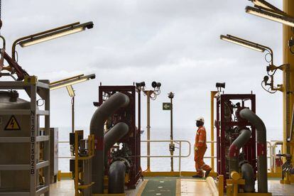 Cubierta de un buque de extracción de petróleo en la costa de Angola.