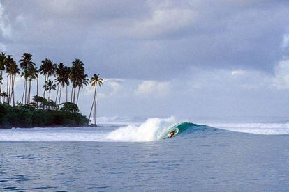 En la costa oeste de Sumatra, la solitaria isla de Nias acoge la legendaria bahía de Lagundri, una de las mejores zonas de surf del mundo, con olas que rompen de derecha a izquierda. Las olas de Teluk Lagundri, en el suroeste de la isla, están en su mejor momento entre abril y octubre. Para el resto de los viajeros, la isla posee otros muchos alicientes, como visitar a los tradicionales pueblos en lo alto de una colina: Tundrumbaho y Bawomatalou, con su arquitectura étnica son muy interesantes. Para ir a las Nías hay varios vuelos diarios desde Medan (Sumatra), pero el modo más romántico de llegar a la isla es en ferri desde el puerto de Sibolga, en tierra firme.