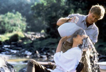 El mejor accesorio: esa jarra de agua lavando el cabello de  Meryl Streep en Memorias de África (1985).