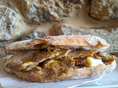 Bocadillo de lacón asado de cerdo Duroc, queso ahumado San Simón y
salsa de mostaza suave y cebolla