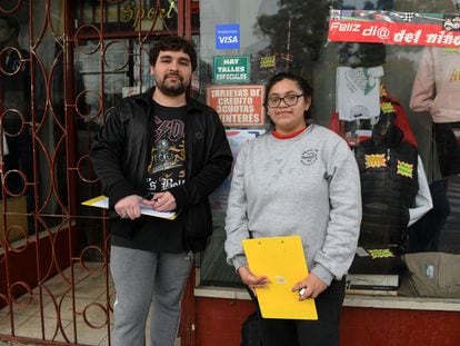Lucas y Jacqueline, de 27 y 24 años, votantes del candidato presidencial Javier Milei en las primarias del pasado 13 de agosto en su barrio porteño, Villa Lugano.