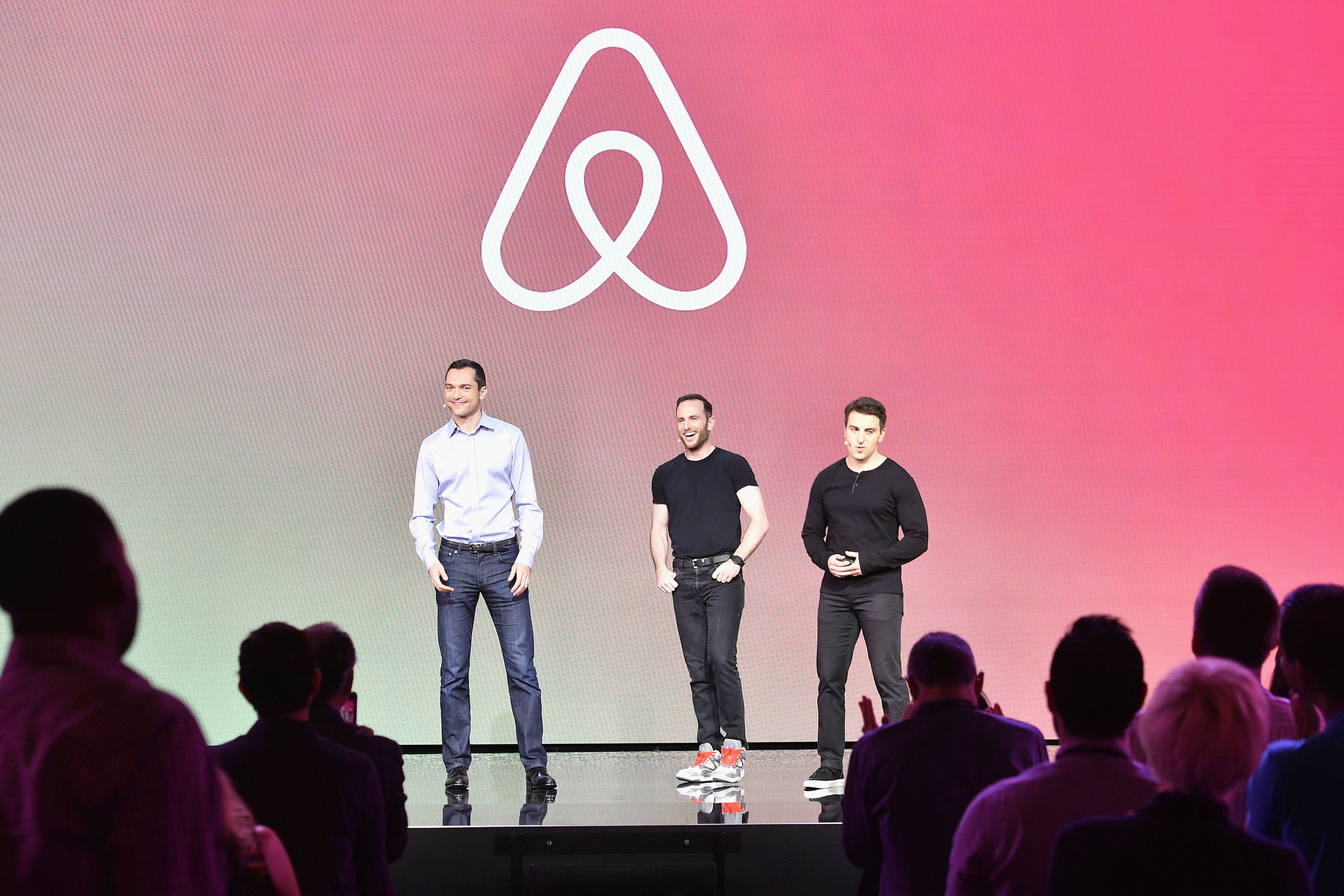 Los fundadores de Airbnb, Nathan Blecharczyk, el Director de Producto Joe Gebbia y el CEO Brian Chesky, durante la presentación de 'Introducing Trips' en el Airbnb Open de 2016 celebrado en Los Ángeles.