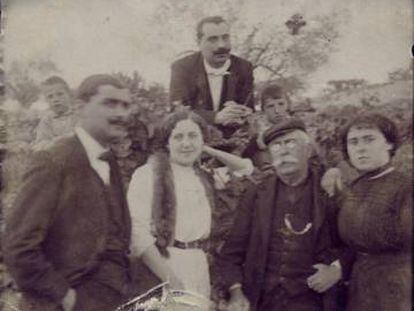 Manuel Mill&aacute;s  con sus hijos Luis, Jos&eacute;, Pilar y su nuera Lola, en Macastre.