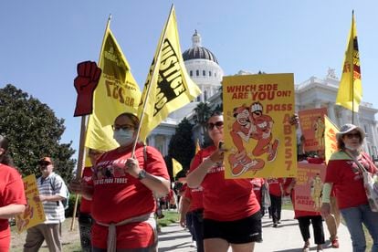 Trabajadores de cadenas de comida rápida exigieron a mediados de agosto en Sacramento la aprobación de la ley.