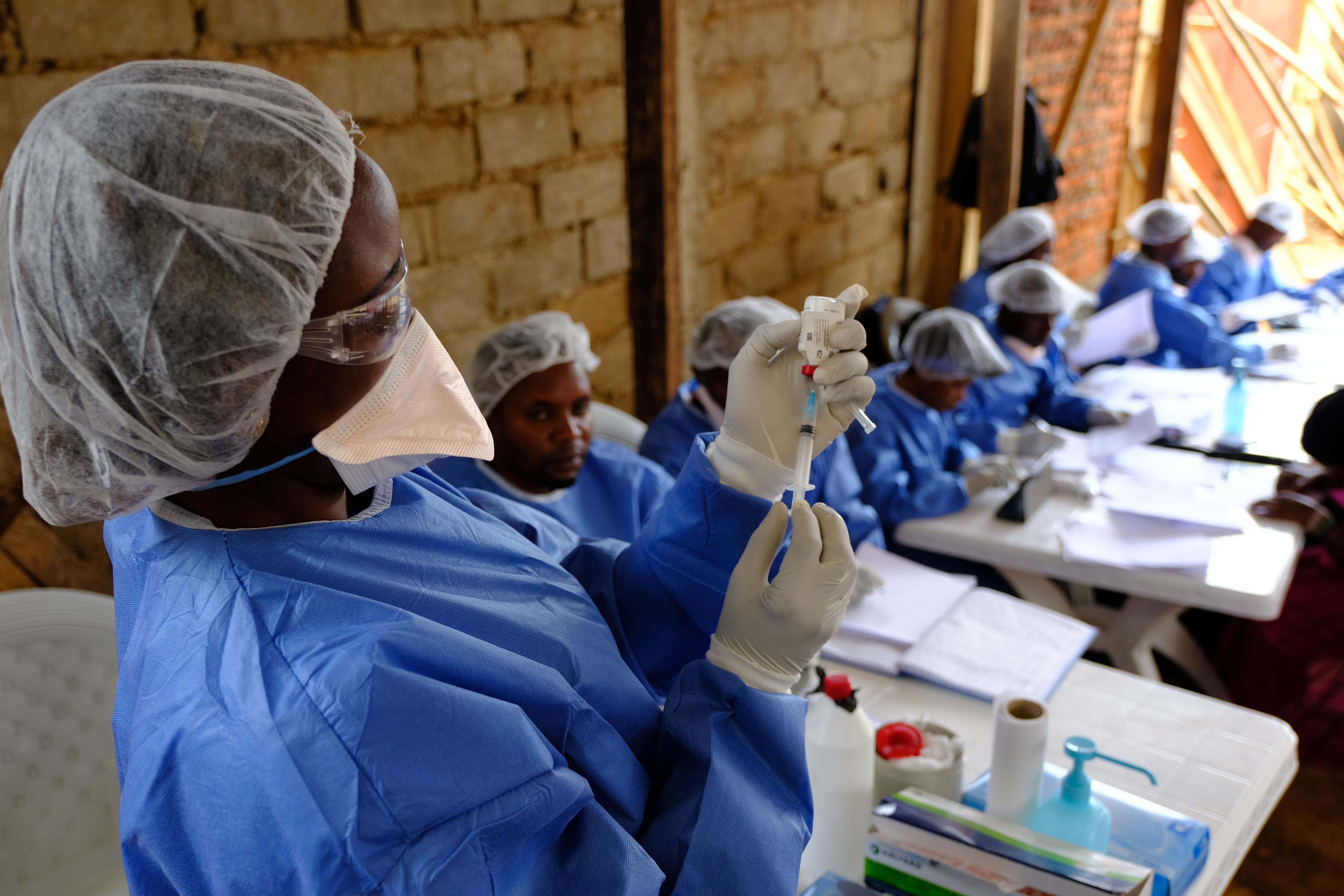 Cuando se declara un brote de ébola, se ofrece a los contactos de los casos positivos, y a los contactos de los contactos, la posibilidad de vacunarse para evitar contraer la enfermedad. Hoy se sabe que, aun si están incubando ya el virus, la inyección es efectiva para reducir la probabilidad de muerte. Así se hizo en Kivu Norte entre 2018 y 2020. 