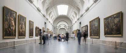 Visitantes en la galería central del Museo del Prado.