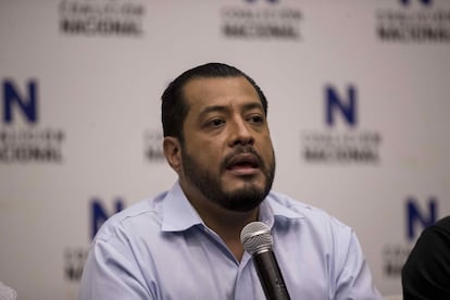 El precandidato opositor Félix Maradiaga declara ante los medios el 7 de junio pasado en Managua.