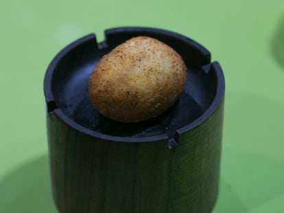 La croqueta ganadora, del restaurante Ababol. Para hacer la bechamel, el chef utiliza, en cantidades iguales, leche de vaca y de oveja, mantequilla de vaca y gelatina de cola de pescado.