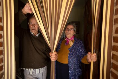 Tirso y Emilia, en la puerta de su casa en Villar de Favalles (Zamora, 40 habitantes).