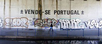 Pintada del artista MaisMenos en una calle de Lisboa. 