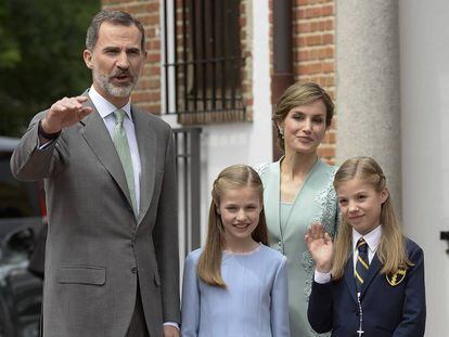 Los Reyes y la princesa Leonor, en la comuni&oacute;n de la infanta Sof&iacute;a (a la derecha), el pasado mi&eacute;rcoles en Aravaca.