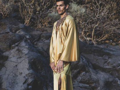 El diseñador Andrés Acosta en una imagen de presentación de Habib Albi, su primera colección de moda para hombre.