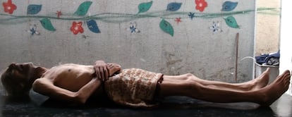 El cuerpo sin vida de Awad al-Saidi, que falleció por hambre, según residentes de Yarmuk en Damasco.