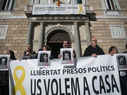 Varias personas se manifiestan frente al Palau de la Generalitat para pedir la libertad de los políticos presos, el 1 de febrero.