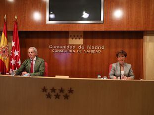 El consejero de Sanidad en funciones de la Comunidad de Madrid, Enrique Ruiz Escudero, y la directora general de Salud Pública, Elena Andradas, en la rueda de prensa del pasado 21 de mayo.