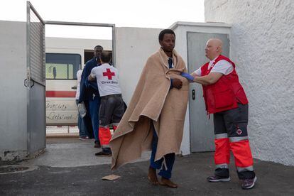 Los inmigrantres son atendidos por miembros de la Cruz Roja.