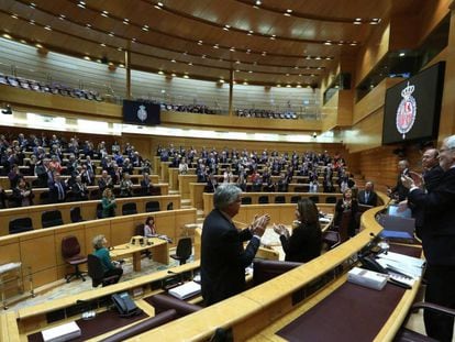 Los senadores aplauden al presidente de la cámara, Pio García Escudero, tras su discurso de despedida en el último pleno de la legislatura. / K. HUESCA (EFE)