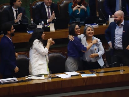 La ministra portavoz de Gobierno, Camila Vallejo, abraza a la líder de la cartera de Trabajo, Jeannette Jara, acompañada de otros ministros en el Congreso tras la aprobación del proyecto de ley de 40 horas.