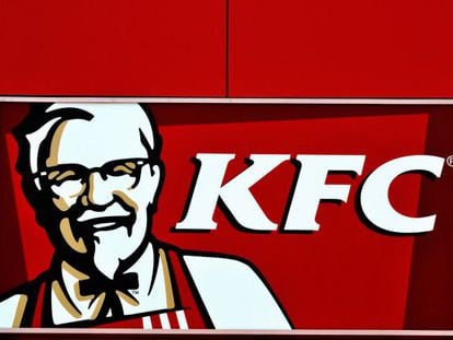 Muere el creador de la primera franquicia Kentucky Fried Chicken