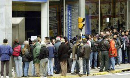 Argentinos hacen cola para retirar su dinero de un banco durante la crisis financiera de 2002.