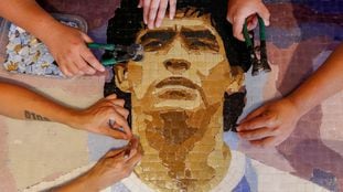 Seguidores de Maradona lo homenajean con un mosaico en Buenos Aires.