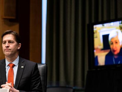 El senador Ben Sasse, en el Senado, junto a la pantalla a través de la que comparecía Janet Yellen, este miércoles.