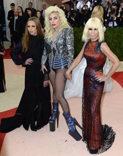 La cantante Lady Gaga, entre Donatella Versace y la hija de la diseñadora, Allegra, en la gala del Met del pasado mayo en Nueva York.