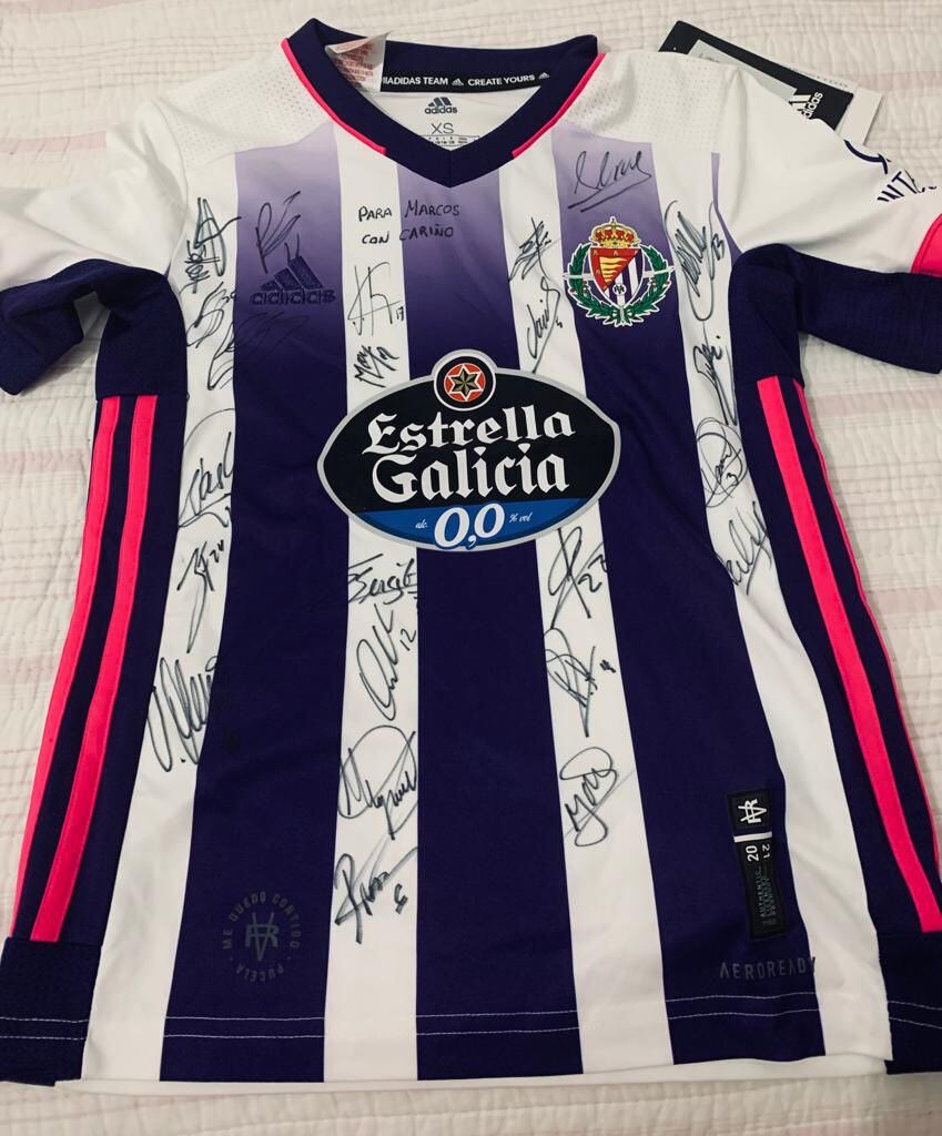 La camiseta firmada por la plantilla del Real Valladolid que le regalaron a Marcos Hernández.