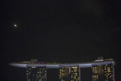 L'eclipsi lunar sobre l'hotel Marina Bay Sands de Singapur.