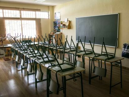 Un aula de un colegio madrileño cerrado por la pandemia de covid-19.