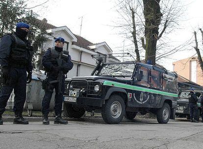 Soldados portugueses, miembros de la misión de la UE en Bosnia, montan vigilancia durante el registro de la vivienda de un ex aliado del fugitivo Ratko Mladic en Banja Luka