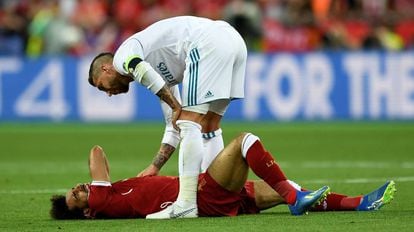 Sergio Ramos y Mohamed Salah tras su lesión durante la final de la Champions.