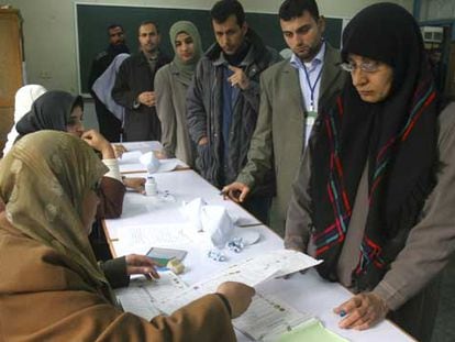 Votantes palestinos, ayer en el campo de refugiados de Shati, en la franja de Gaza.