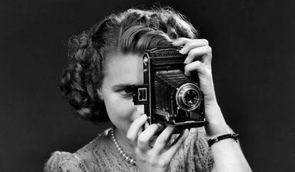 Una mujer sostiene una cámara 'Folding Kodak' en 1950 en Francia.