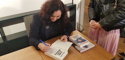 La escritora rumana Andreea Răsuceanu firma uno de sus libros en una foto sacada de su Facebook, publicada el 19 de octubre de 2019.