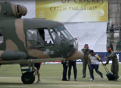 Jugadores del equipo ceilandés de críquet suben a un helicóptero militar para ser evacuados en el estadio Gaddafi de Lahore.