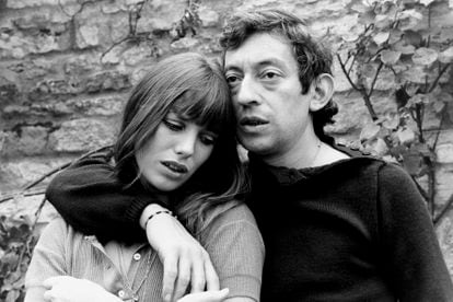 La actriz y cantante, junto a su pareja, el compositor Serge Gainsbourg, en 1960.