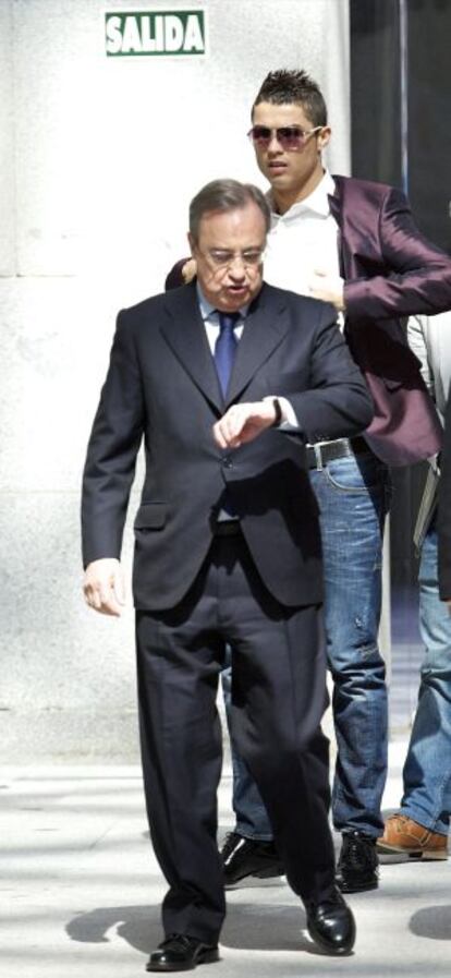 Florentino y Cristiano, tras un acto en marzo.