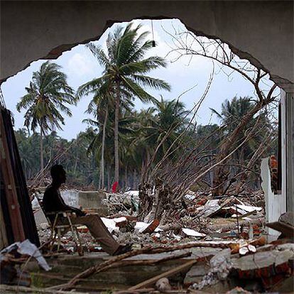 Un hombre observa los destrozos en su vivienda ayer en las cercanías de Banda Aceh.