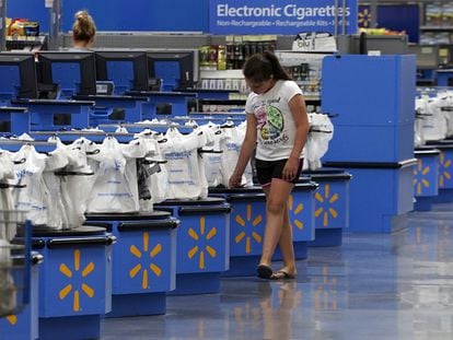 Una mujer en el Wal-Mart Supercenter de Springdale (Arkansas), en una imagen de archivo.