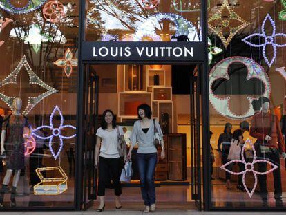 Dos clientas abandonan una tienda de Louis Vuitton en el distrito de moda de Omotesando, en Tokio. 