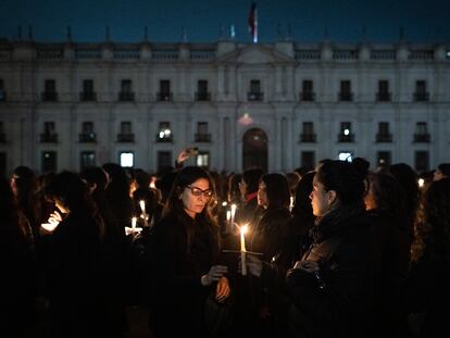 Más 5.000 mujeres vestidas de negro y con velas, se reunieron para rodear el palacio de La Moneda.