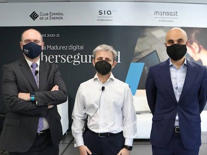 Luis Álvarez Satorre, CEO de SIA, junto a Carlos Beldarrain, Luis Abril y Leonardo Benítez, director de cloud data, director general de energía y responsable de energía y utilities de Minsait, respectivamente.