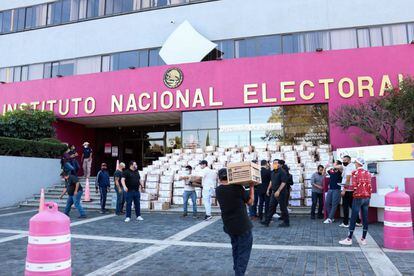 Un colectivo entrega firmas para la realización de la consulta sobre la revocación de mandato del presidente Andrés Manuel López Obrador.