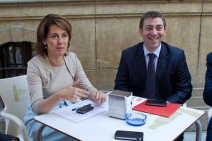 Barcina y Jiménez, tras la firma del acuerdo de Gobierno en 2011.