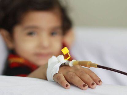 Una niña con talasemia recibe una transfusión sanguínea en un hospital de Pakistán.